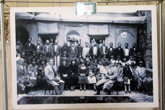 Kerim Han Kalesi (Arg-e Karim Khan) içindeki fotograf sergisi.