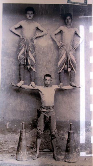 Kerim Han Kalesi (Arg-e Karim Khan) içindeki fotograf sergisi. Şirazlı Herkül.