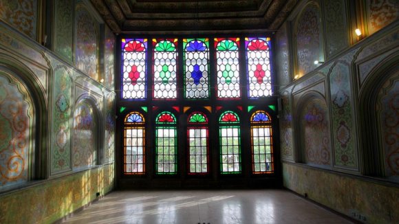 Naranjestan içindeki sade bir vitray.