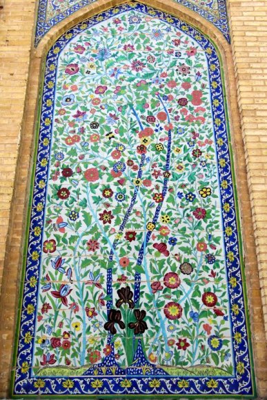 Fars Müzesi'nin dışındaki duvar resmi.
