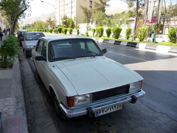 Iran yapımı Paykan otomobilinin önden görünüşü.