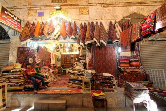 Vekil Pazarı içinde kilim satan bir dükkan.