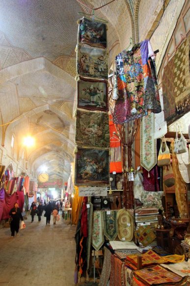 Vekil Pazarı içinde giyecek satan bir dükkan