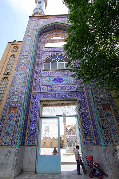 Yezd, Hazire Camii (Hazireh Mosque) girişinde nefis desenli çini işlemeleri mevcut.