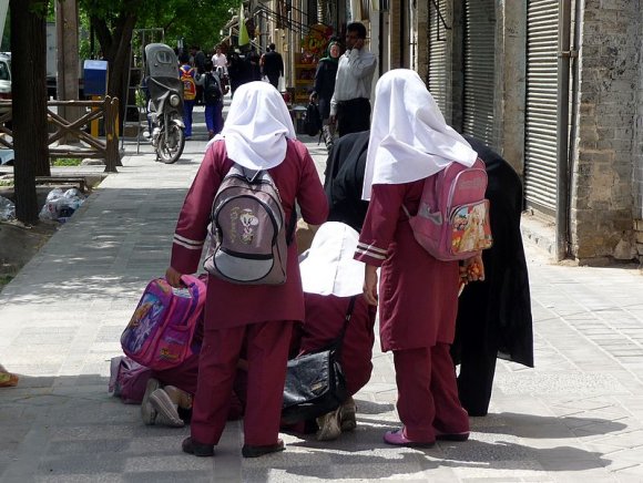 Yezd'de sokaklarda gezerken ufak kız öğrencilerden biri yere düşünce canı yanmış olsa gerek ki ağlamaya başladı. İlginç olan ise