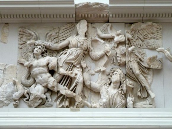 Bergama Zeus Sunağı (Bergama Altarı veya Zeus Altarı olarakta bilinir).