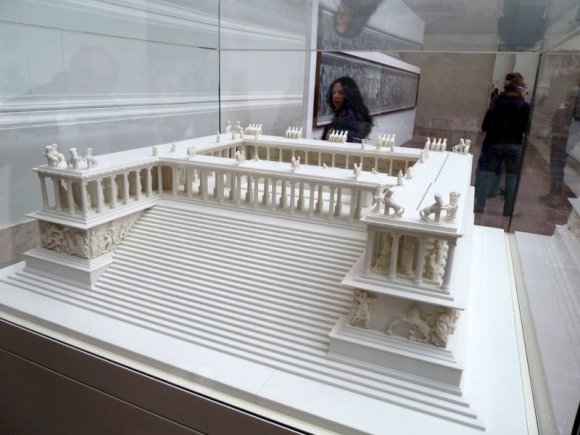 Bergama Zeus Sunağı maketi (Bergama Altarı veya Zeus Altarı olarakta bilinir).