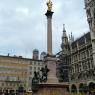 Marienplatz maydanındaki Mariensäule (Meryem Ana) heykeli.