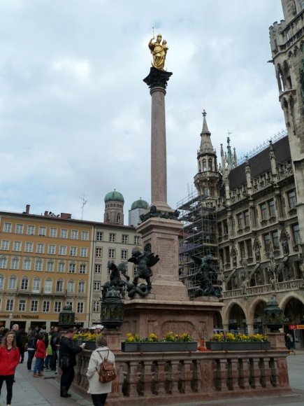 Marienplatz maydanındaki Mariensäule (Meryem Ana) heykeli.