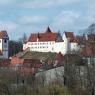 Solda Kloster St. Mang Bazilikası ve sağında Hohes Schloss (Hohes Şatosu)