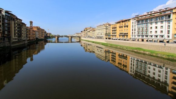 Arno nehri üzerindeki binalar ve yansımaları