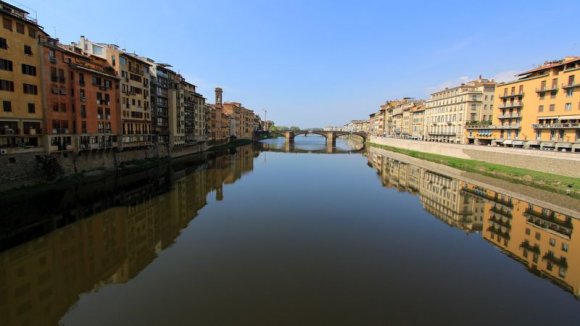 Arno nehri üzerindeki binalar ve yansımaları