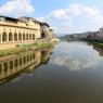 Arno nehri üzerindeki binalar ve yansımaları