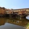 Ponte Vecchio, Arno Nehri üzerinde yer alır.