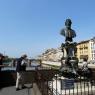 Ponte Vecchio üzerindeki heykel.