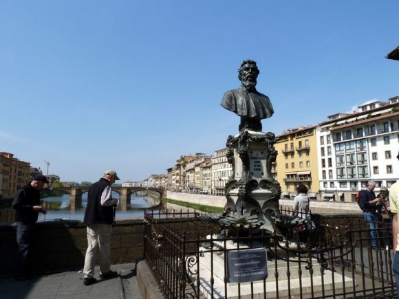 Ponte Vecchio üzerindeki heykel.