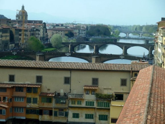 Arno nehri ve üzerindeki köprüler.