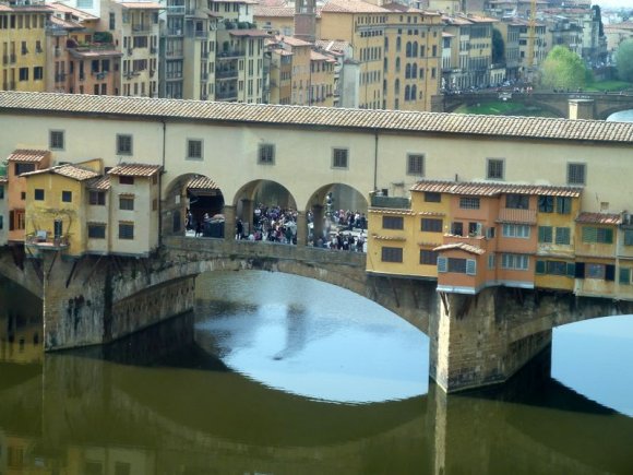 Arno nehri üzerindeki Ponte Vecchio köprüsü.