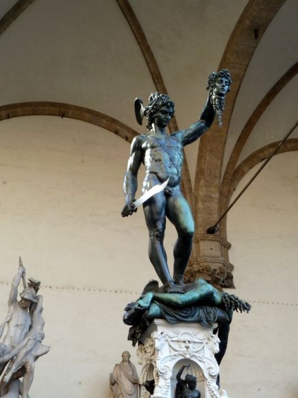 Medusa'nın başını kesmiş Perseus heykeli, Loggia dei Lanzi.