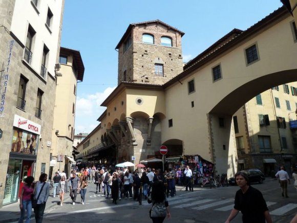 Ponte Vecchio köprüsü girişi.