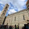 Santa Maria del Fiore katedrali ve sol tarafında Campanile (Çan Kulesi).