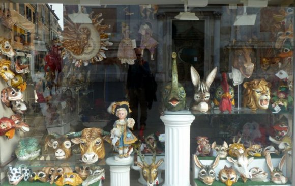 Venedik'te oyuncak ve maske satan bir dükkan.