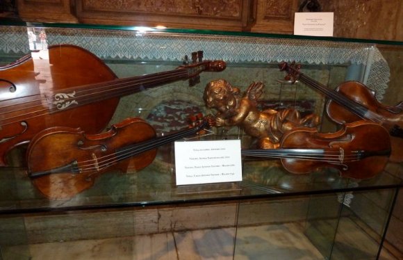 Venedik sokaklarında gezerken birden fazla yerde müzik aletleri müzesine rastladık.