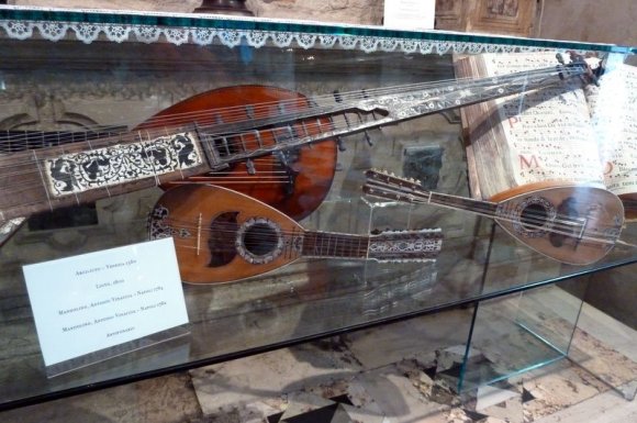 Venedik sokaklarında gezerken birden fazla yerde müzik aletleri müzesine rastladık.