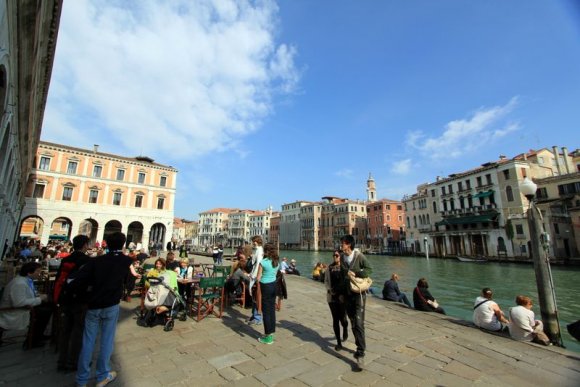 Rialto'da büyük kanal yanında bir meydan.