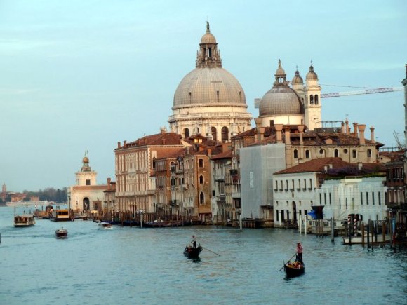 Accademia Köprüsü üzerinden Santa Maria Della Salute Bazilikası