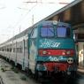 Venedik tren istasyonunda üzerine grafiti yapılmış bir tren.