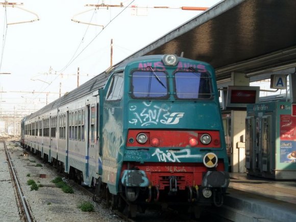 Venedik tren istasyonunda üzerine grafiti yapılmış bir tren.