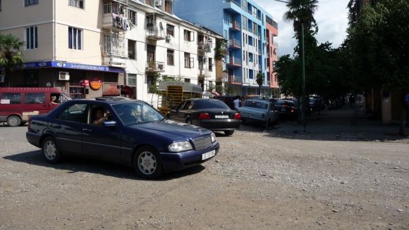 Batum'da yollar en merkezi yerlerde bile bozuktu...