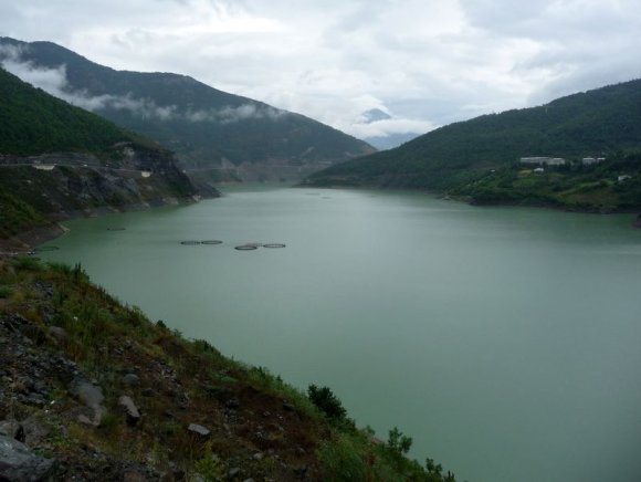 Çoruh Nehri üzerine kurulu Borçka Barajı Gölü