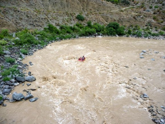 Çoruh Nehri'nde rafting yapanlar.