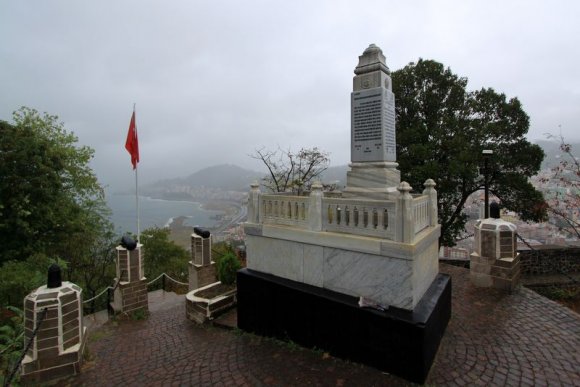 Giresun Kalesinde bulunan Topal Osman Aga'nın mezarı