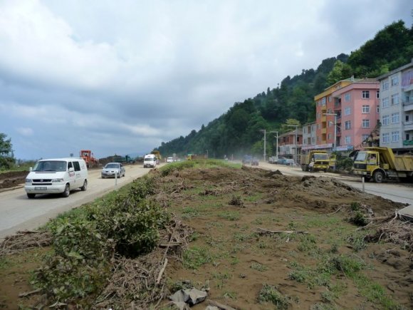 Aşırı yağışa bağlı toprak kayması sonucu Karadeniz Sahil Yolu ulasıma kapanmıştı. Etkileri hala gözüküyordu.