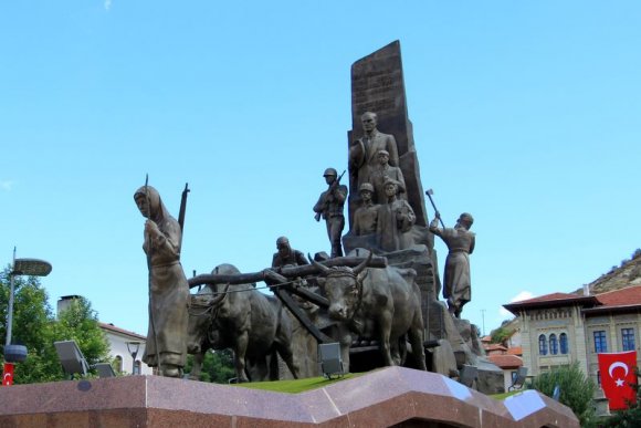 Kastamonu Meydanı Şehit Serife Ana Anıtı