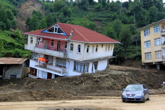Rize Gündoğdu'da toprak kayması ile beraber sürüklenen bir ev.