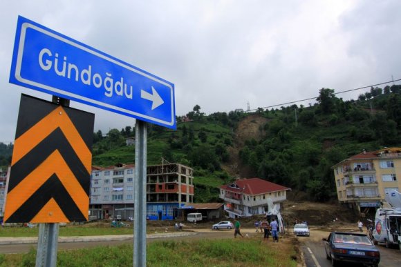 Rize'nin Gündoğdu İlçesinde aşırı yağış sonucu meydana gelen toprak kaymasının izleri görülüyordu.