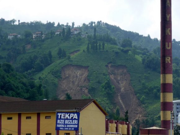 Rize'de aşırı yağış sonucu kayan çay ekili topraklar.