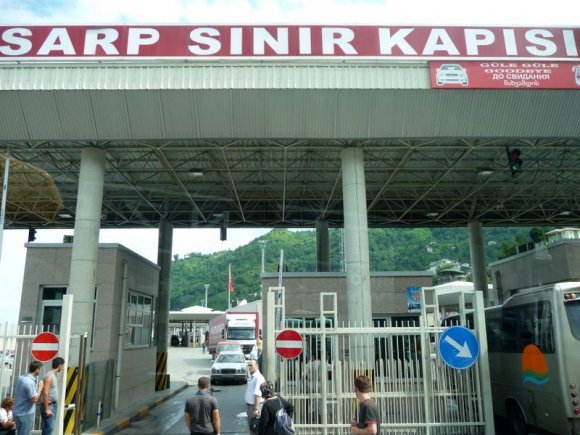 Gürcistan'a Sarp Sınır Kapısından giriliyor.