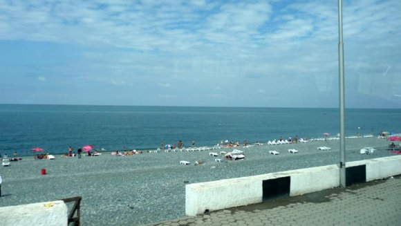 Sarp Sınır Kapısını geçer geçmez Gürcistan tarafında plajlar baslıyor.