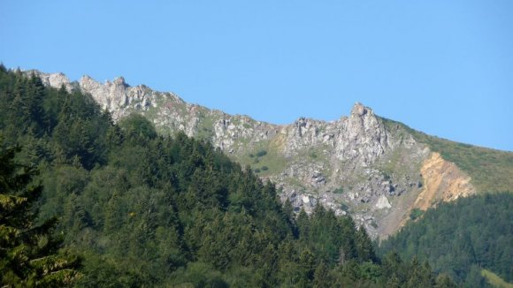 Uzungöl'ün burdan kopan toprak parcasının nehrin yolunu kapaması sonucu olustuğu söyleniyor.