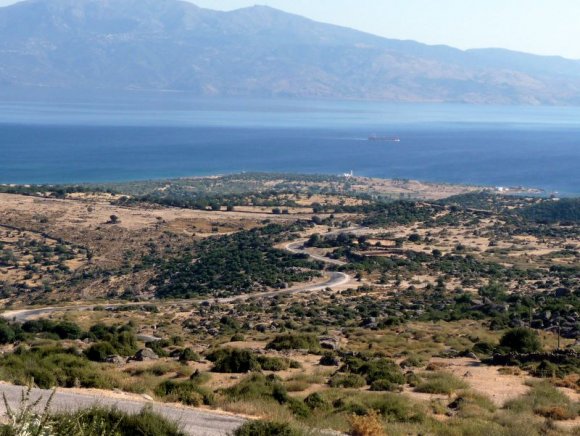 Balabanlı Koyu Yolu ve karşıda Midilli Adası.