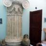 Apollon Tapınağında açılan bir odadaki tarihi eserlerin fotoğraflarını çektik.