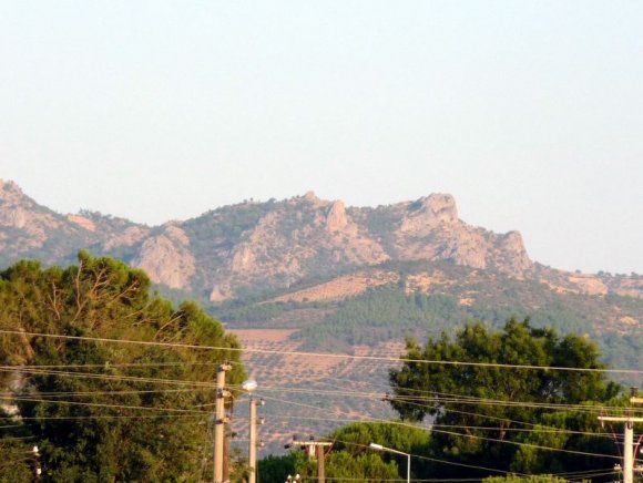 Burada Atatürk un yüzü şeklinde dizilmiş kayalıklar var.