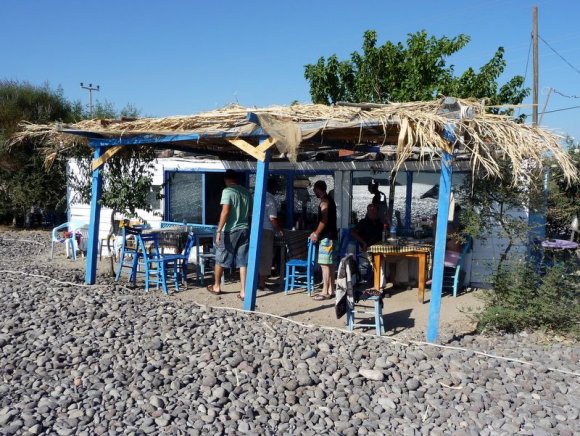 Koyda yemek yemek için şirinmi şirin güzel mi güzel bir yer bulduk.