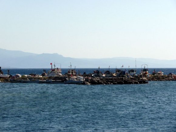 Balabanlı Koyunda balıkçı limanı. Midilli Adası ve burası arasında epey bir kılıç balığı varmış.