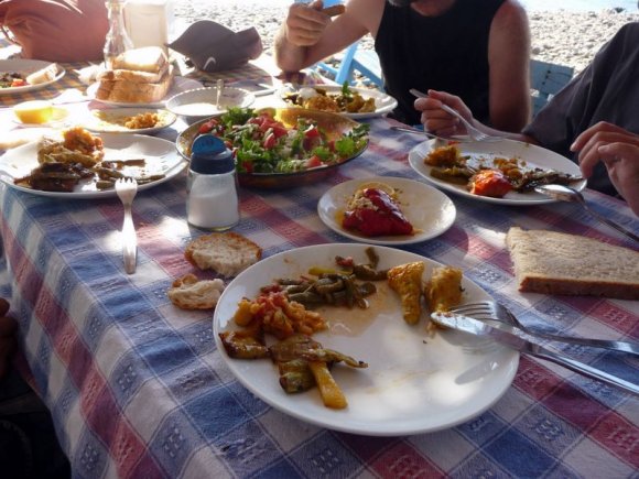 Sofrayı zeytinyağlı ve salatalarla donatıp afiyetle yemeklerimizi yedik. Sakin zeytinyaglı kabak çiçeği dolmasını atlamayın.